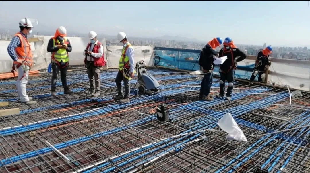 Grupo de personas colaborando en una construcción